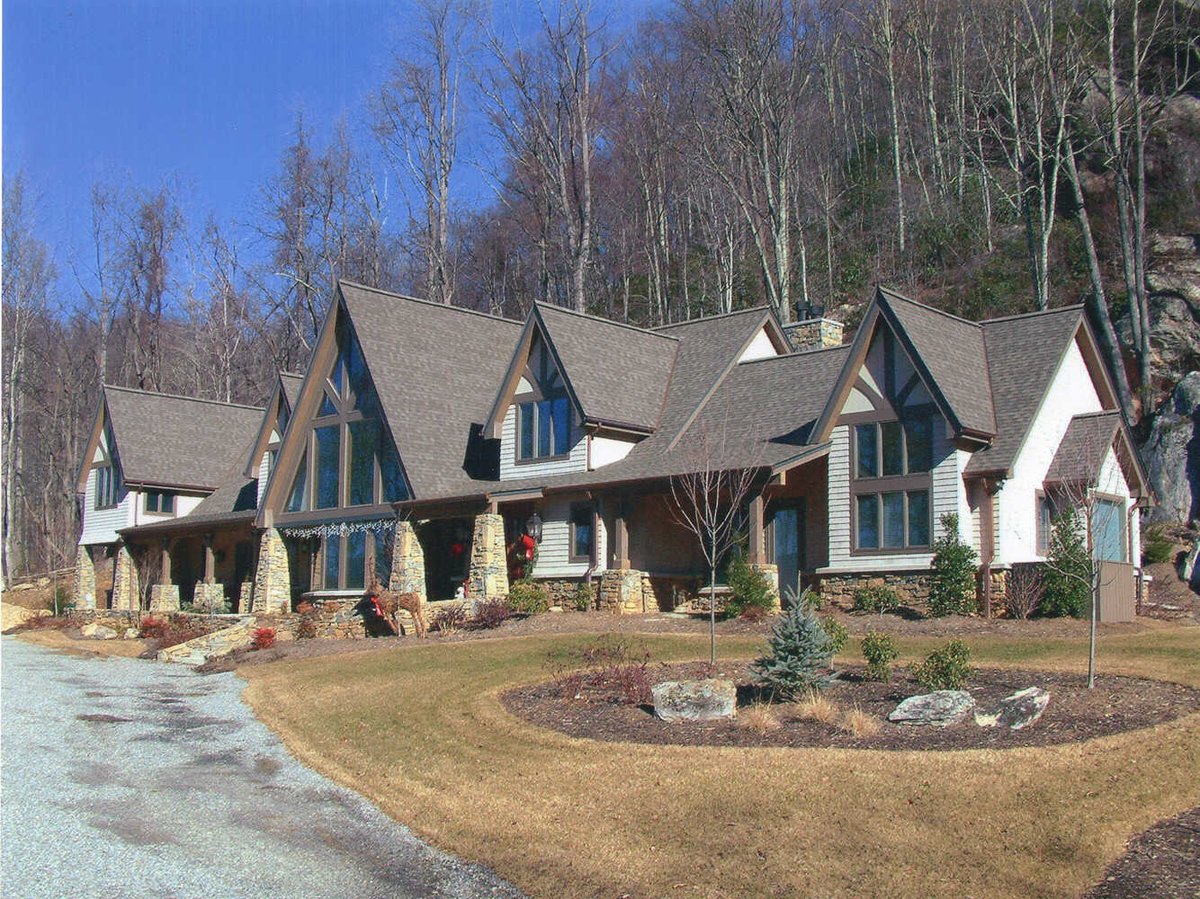 Full exterior of custom mountain home by Kaizen Homes in Waynesville, NC