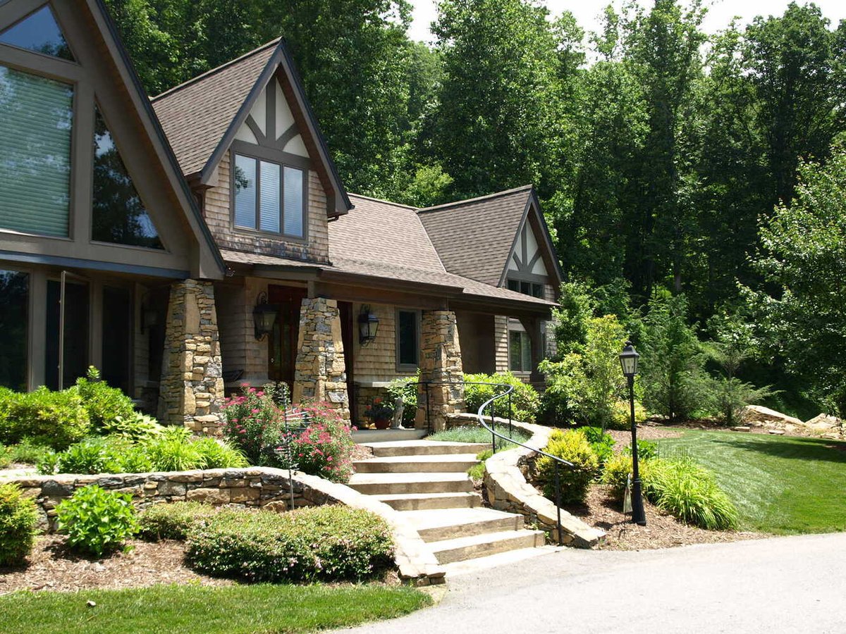 Shingle and stone detailing on mountain-style home by Kaizen Homes in Barnardsville
